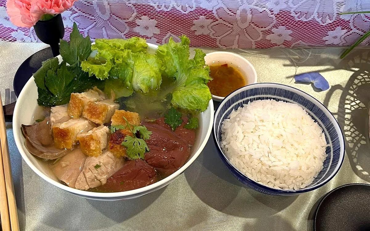 เกาเหลาเลือดหมู ข้าวต้มปลา เตี๋ยวทะเล ดับเพลิง จุฬาซอย 9