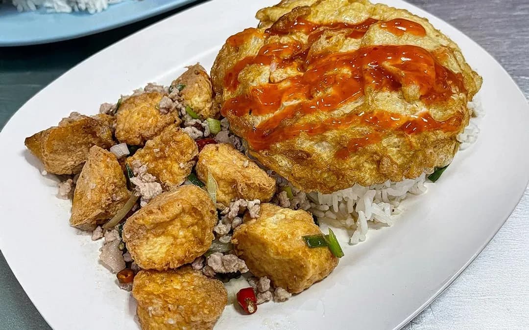 เดือน ข้าวมันไก่ อาหารตามสั่ง