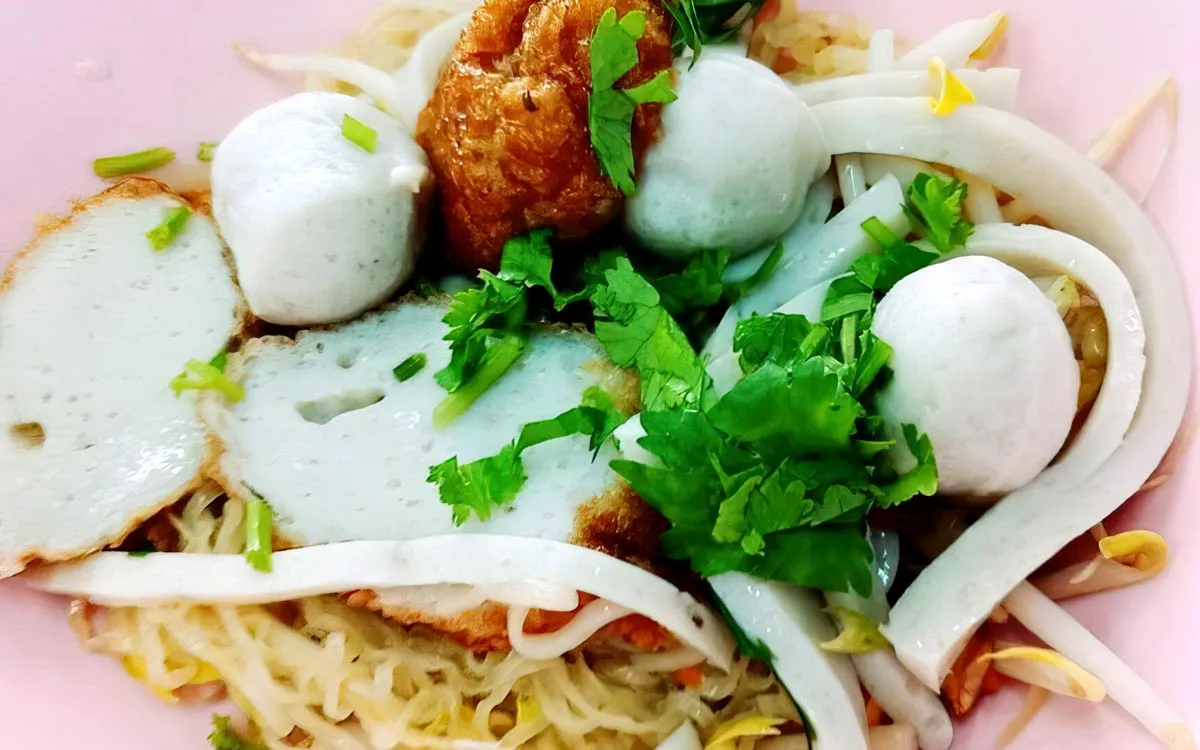 ก๋วยเตี๋ยวลูกชิ้นปลาเฮียเซ้ง(ปุ๊ย) เจ้าเก่าสะพานเหลือง